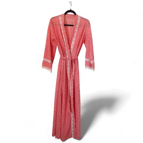 Simplicity Other - 1970s Vintage Red Floral Lace Trim Robe